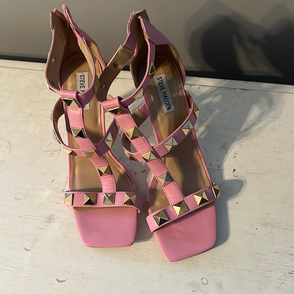 I am selling these Steve Madden heels